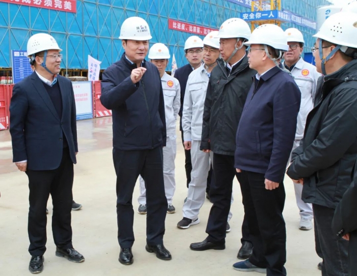 省人大常委會(huì)副主任、省...